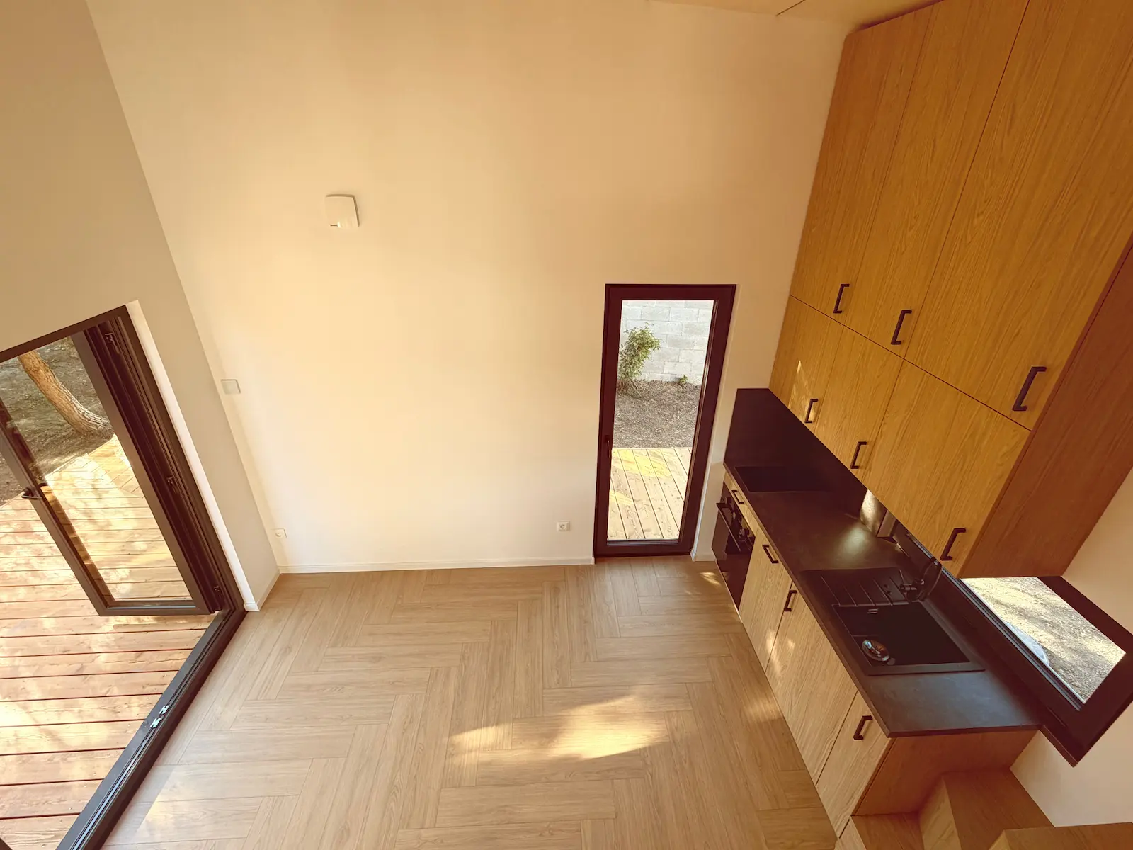 Pohled z loftu do obytné části s kuchyní